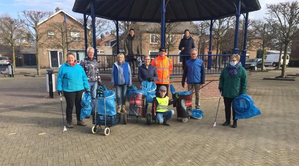 Zaterdag 20 maart was de Nationale Opschoondag.
De vrijwilligers van de zwerfvuilbrigade van Gendt waren hiervoor vroeg uit de veren. 
Wekelijks maken ze hun schoonmaak ronden en merken dat hun werkzaamheden heel geleidelijk effect beginnen te krijgen. 
We zijn erg trots op ze!