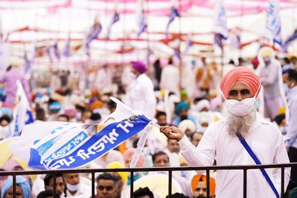 ChadhaGagan85's tweet photo. Lakhs of Punjabis from throughout state came to Baghapurana to listen to the fastest emerging and honest leader of the nation @ArvindKejriwal, the common man who changed the politics of India. The passion and support seen there for him was unmatchable. 
#KisanaDeNaalKejriwal https://t.co/RKHkNkQqZW