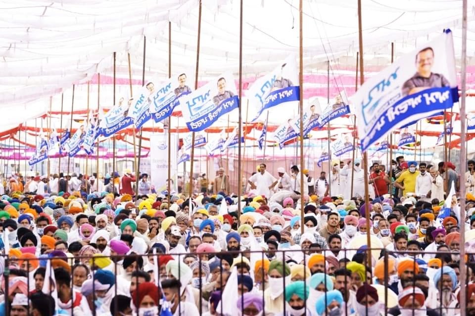 ChadhaGagan85's tweet photo. Lakhs of Punjabis from throughout state came to Baghapurana to listen to the fastest emerging and honest leader of the nation @ArvindKejriwal, the common man who changed the politics of India. The passion and support seen there for him was unmatchable. 
#KisanaDeNaalKejriwal https://t.co/RKHkNkQqZW