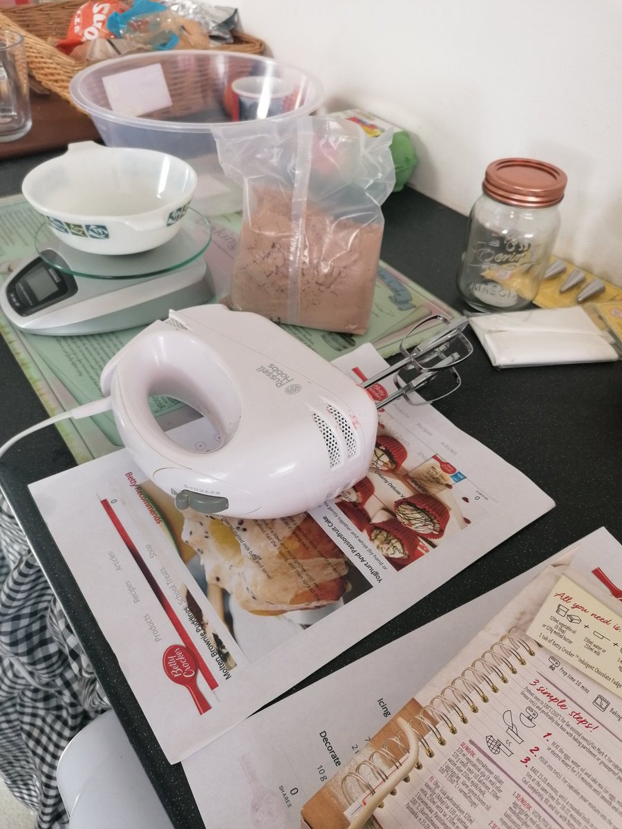 Marie32839606's tweet photo. Today is a making a cake in a jar day. https://t.co/CrUu7ELHnZ