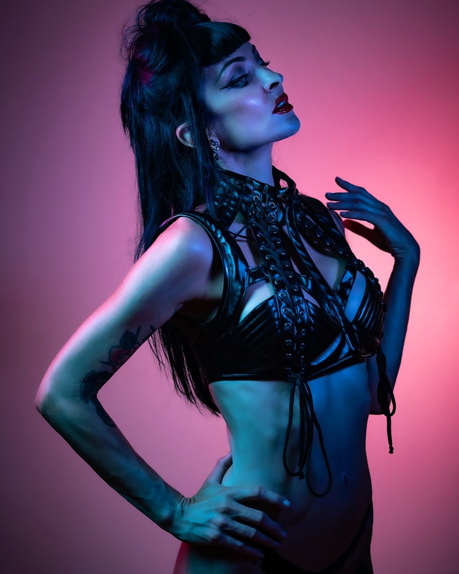 DynamiteDeadly's tweet photo. Tonight's shoot giving me Blade Runner vibes, who agrees? Getting festival outfits sorted for 'Rabbit's Eat Lettuce' in less than 2 weeks! This top from @Clubexx is everything 🖤💥😈
More on https://t.co/xgKtI2tmA6 
#festivalwear #festivalcostume #festivaloutfit #gelphotography https://t.co/qP0OVFVkGg