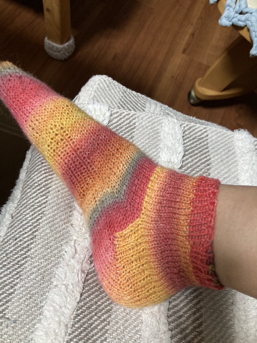 sachihyuk1's tweet photo. 手編み靴下No.31
PRO LANA golden socks stretch TANN HEIM7
ストレッチが効いていてopalより少し太めなのでフィット感良くて好き‼️
お世話になってる美容師さんのオーダー。綺麗に編むようだいぶ気を使った
#prolana
#手編み靴下
#socks https://t.co/A3AE1Y6xYs