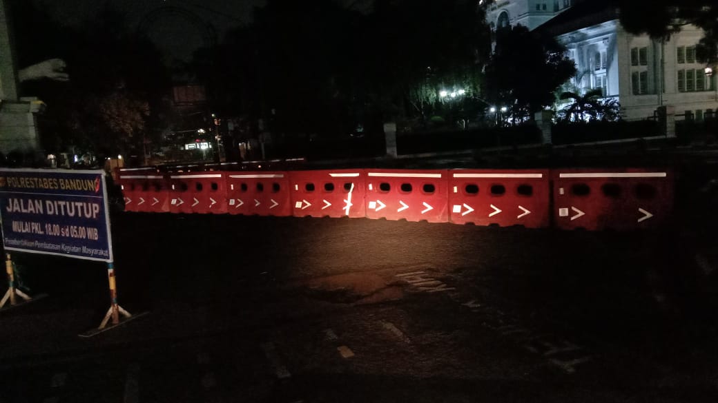 Andrianom2's tweet photo. Punten mau sampe kapan penutupan jalan jalan di kota Bandung? Kami mohon tlglah kami yg kena dampak dari penutupan jalan ini.. Foto di ambil beberapa saat yg lalu di perempatan bank indonesia
@Kabar_Mangoded @OdedMD @PRFMnews @ridwankamil @sandiuno https://t.co/5CkWLxTrxI