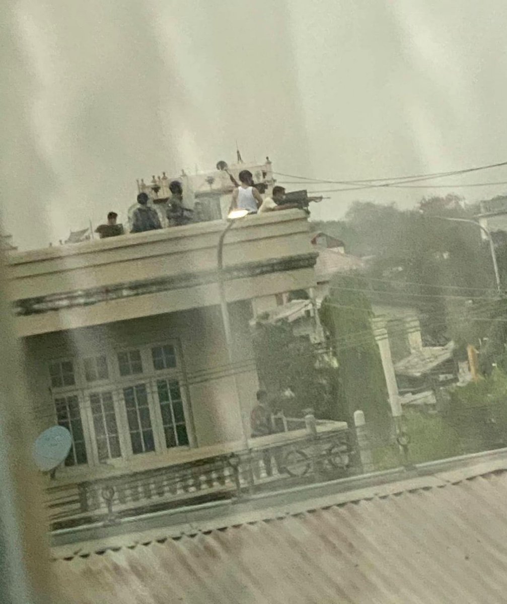 #Mar21Coup Mandalay 

What kind of professional army sets up position to snipe at UNARMED citizens??  

We know that the 99th LID - notorious killers of #Rohingya in  Rakhine State - is operating in Mandalay. 

#WhatsHappeningInMyanmar