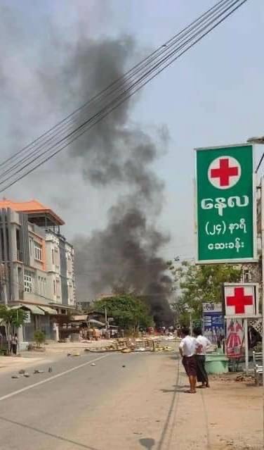 Tw // fire 
Happened in Mandalay, Aung Pin Lel Township, Military junta firing and destroying civilians’ properties
FREEDOM OF SPEECH 
#WhatsHappeningInMyanmar 
#Mar21Coup https://t.co/M3NBRAyiQo
