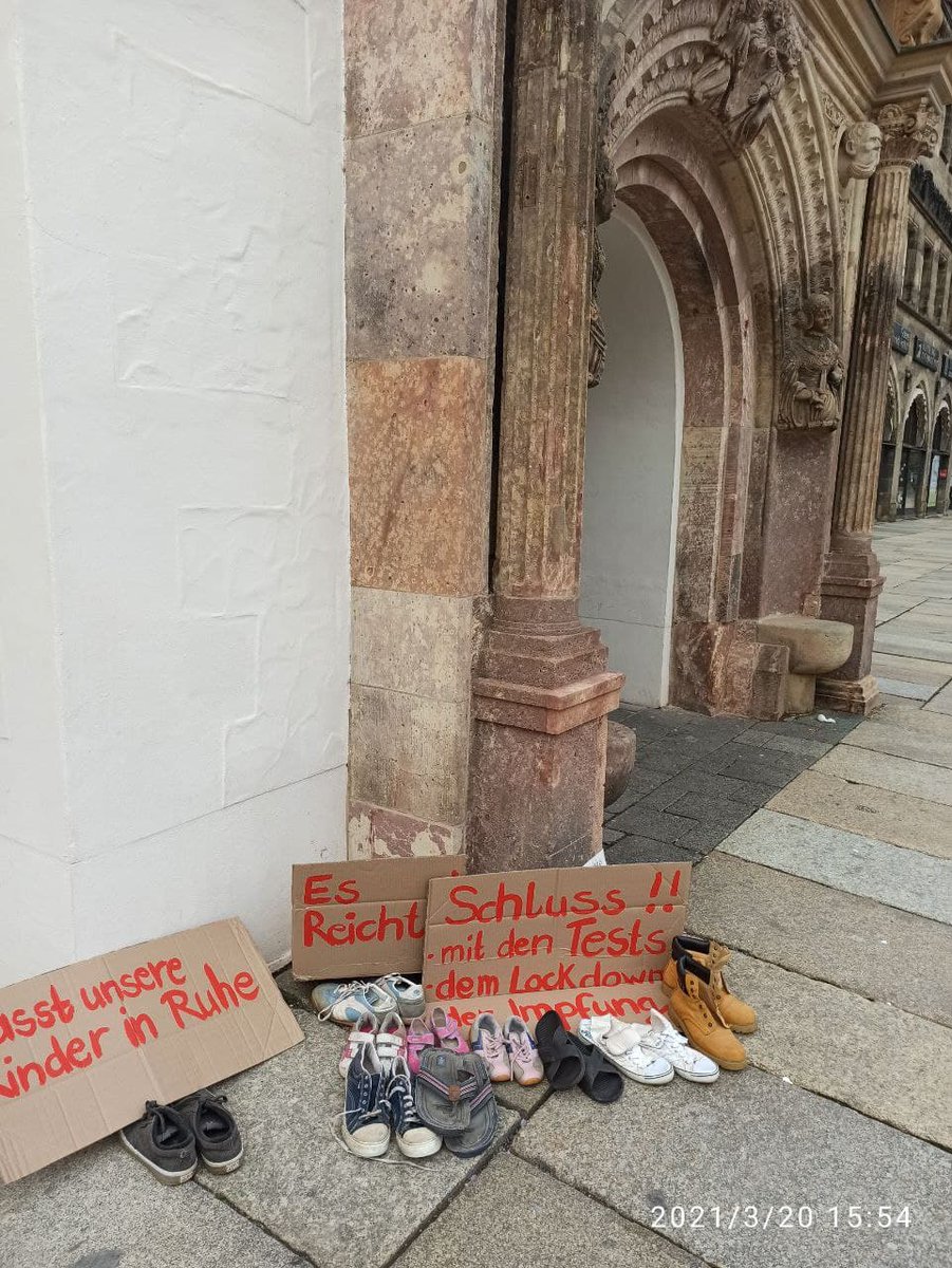 Schuhe und Schilder in Chemnitz