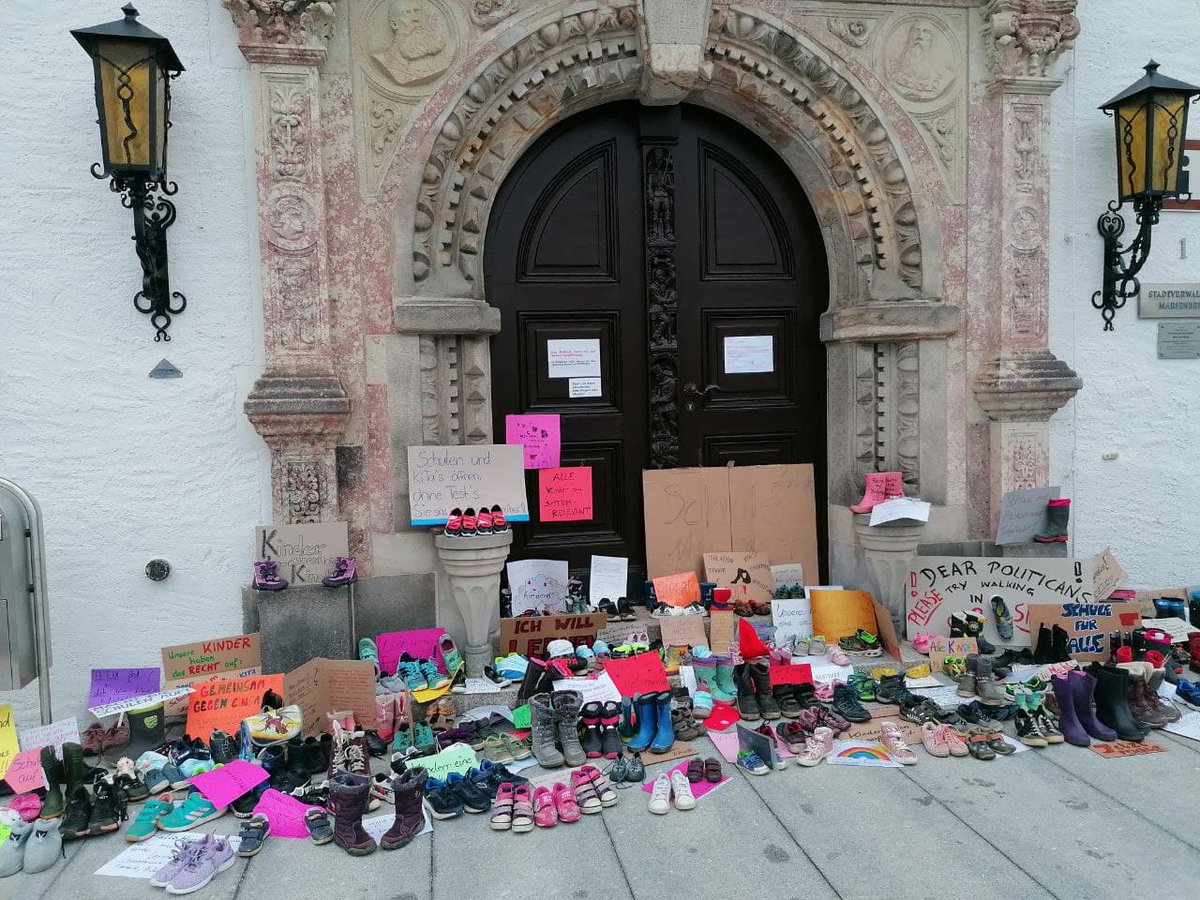 Schuhe und Schilder in Marienberg