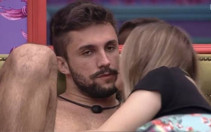 Julliizinha's tweet photo. Só quem já viveu relacionamento abusivo entende. Tá claro demais que é isso que Carla vive no BBB- o cara diz que quer, mas maltrata, depois a mulher se afasta e ele volta dizendo que gosta, que foi um babaca e que quer mudar. Não sei pq vcs atacam ela 

Não é Não #ArthurExpulso https://t.co/7cKvNSy0zQ