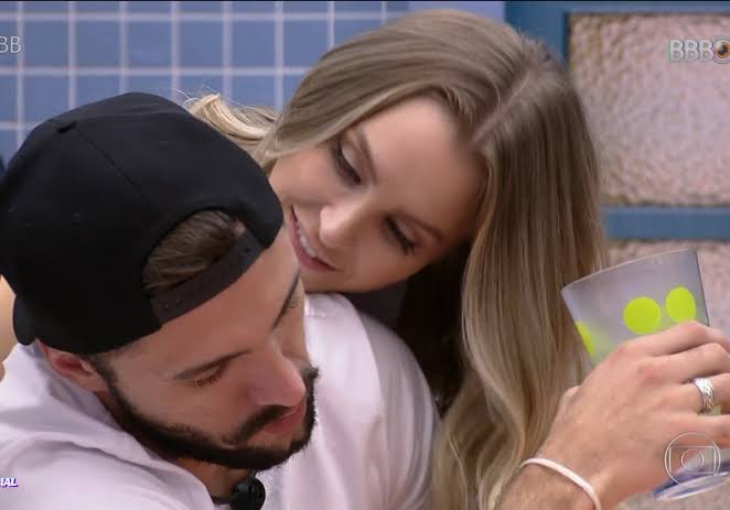 Julliizinha's tweet photo. Só quem já viveu relacionamento abusivo entende. Tá claro demais que é isso que Carla vive no BBB- o cara diz que quer, mas maltrata, depois a mulher se afasta e ele volta dizendo que gosta, que foi um babaca e que quer mudar. Não sei pq vcs atacam ela 

Não é Não #ArthurExpulso https://t.co/7cKvNSy0zQ