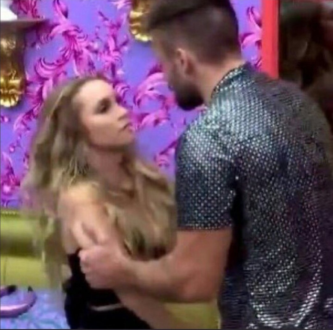 Julliizinha's tweet photo. Só quem já viveu relacionamento abusivo entende. Tá claro demais que é isso que Carla vive no BBB- o cara diz que quer, mas maltrata, depois a mulher se afasta e ele volta dizendo que gosta, que foi um babaca e que quer mudar. Não sei pq vcs atacam ela 

Não é Não #ArthurExpulso https://t.co/7cKvNSy0zQ