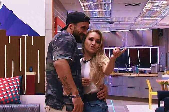 Julliizinha's tweet photo. Só quem já viveu relacionamento abusivo entende. Tá claro demais que é isso que Carla vive no BBB- o cara diz que quer, mas maltrata, depois a mulher se afasta e ele volta dizendo que gosta, que foi um babaca e que quer mudar. Não sei pq vcs atacam ela 

Não é Não #ArthurExpulso https://t.co/7cKvNSy0zQ