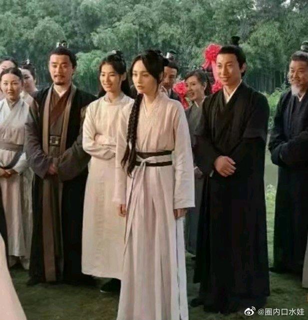 Meinna9's tweet photo. REPLACEMENT &amp; FEES...IS IT JUSTIFIABLE FOR ZS?

On March 20, netizens revealed that Zheng Shuang's unbroadcasted new drama "Just Asking for Love in This Life" will be changed by the director AI to become Peng Xiaoran. Is it fair she asked to ay P200 M yuan but was replaced? https://t.co/rqDyYbdM78