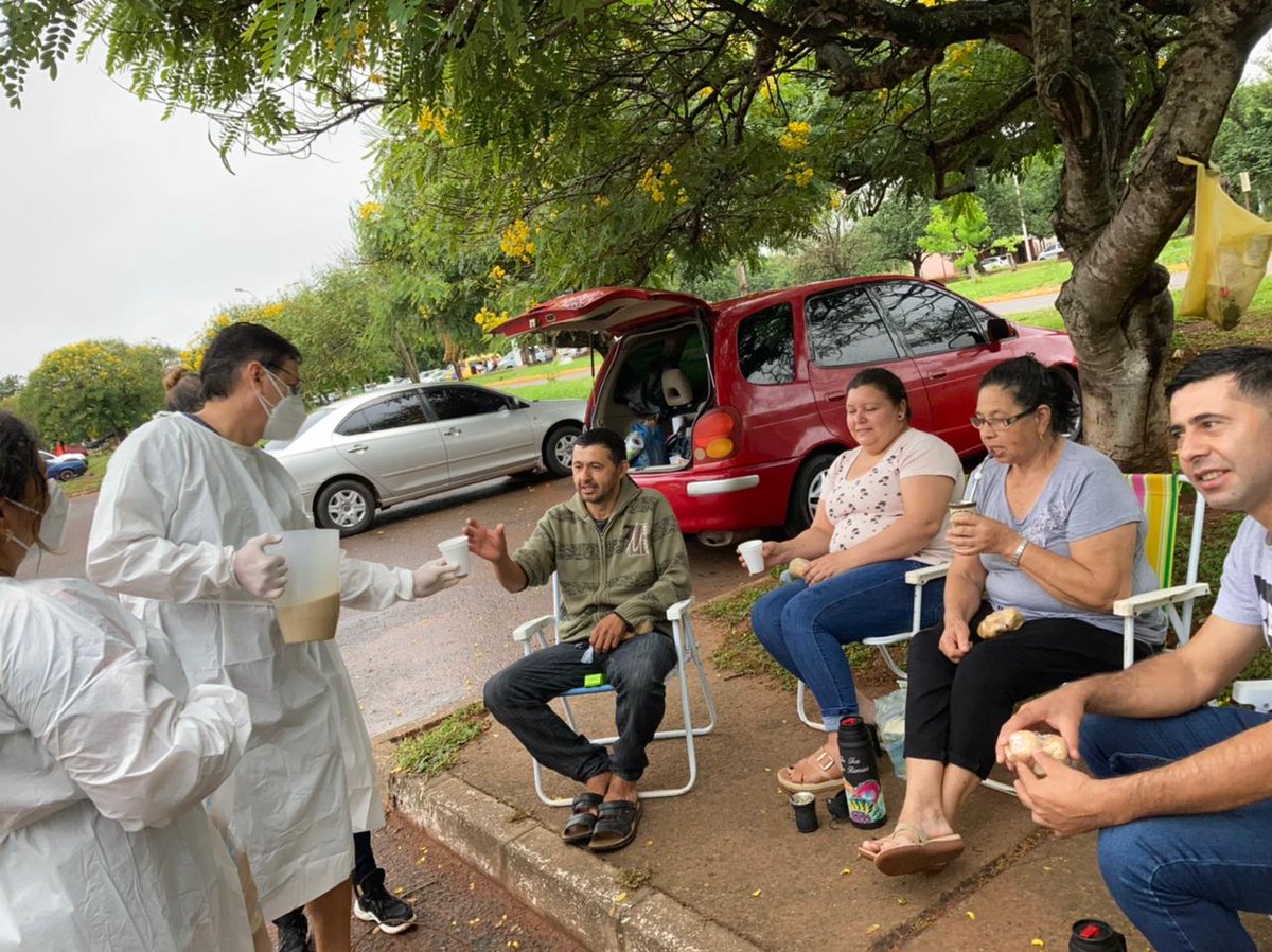DoctorMime's tweet photo. Las mejores imagenes que podes ver hoy: los medicos y bioquimicos del Hospital Nacional dandole el desayuno a los familiares de los pacientes internados... hablame de amor carajooo...!!! @yogonzal https://t.co/HpGzJy9K03