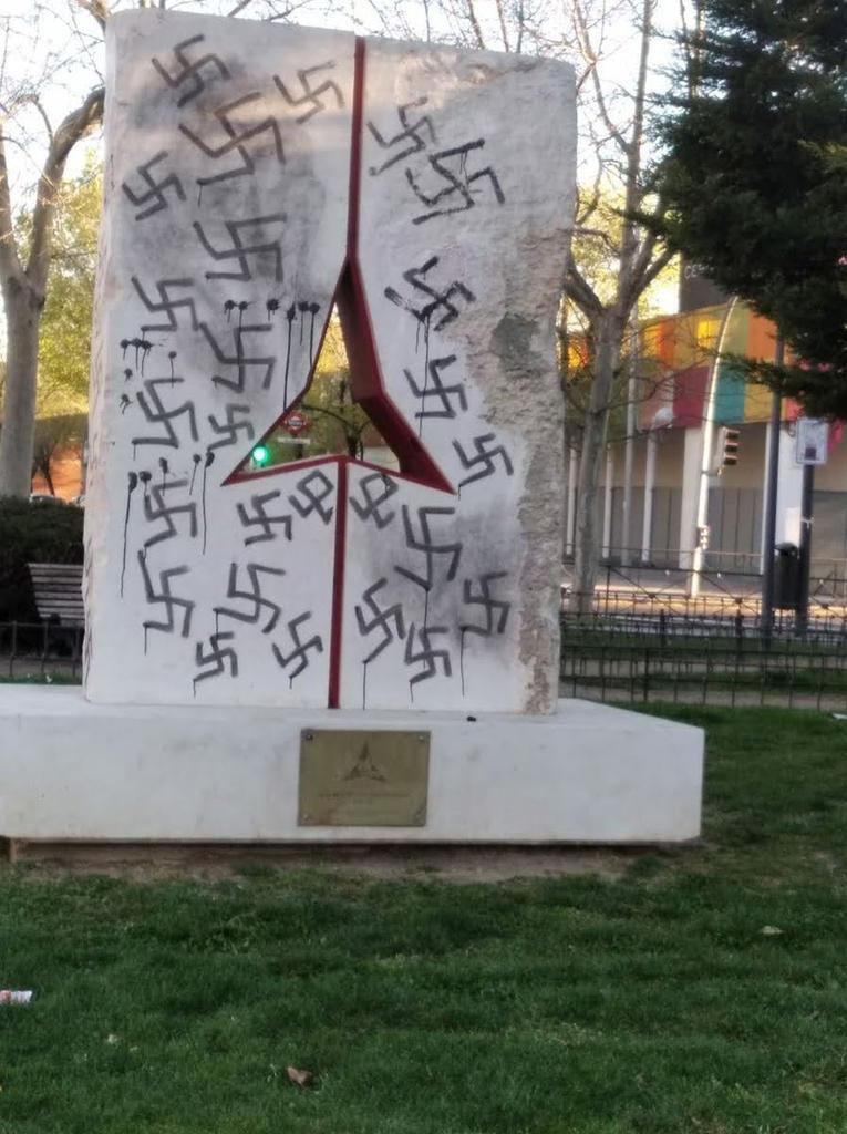 Así ha aparecido el monumento a las Brigadas Internacionales de Vicálvaro esta mañana. Un@s señalan y "otr@s"actúan. Mientras tanto la laxitud es alarmante por parte de quienes deben tomar medidas