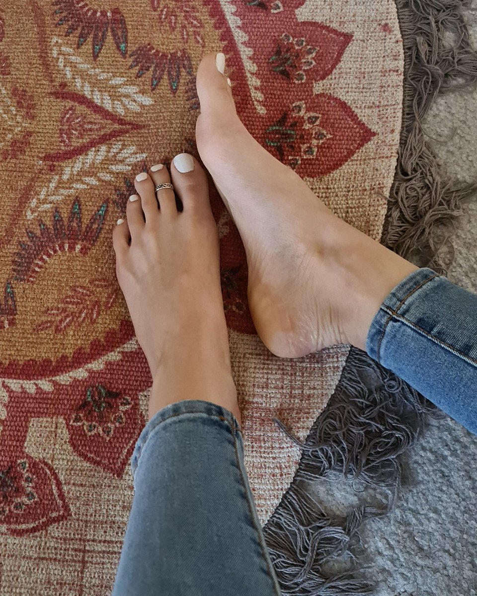 CheeksFeet's tweet photo. These sexy feet need more attention

#footworship #sexyfeet #longtoes https://t.co/aAMAUVmVNE