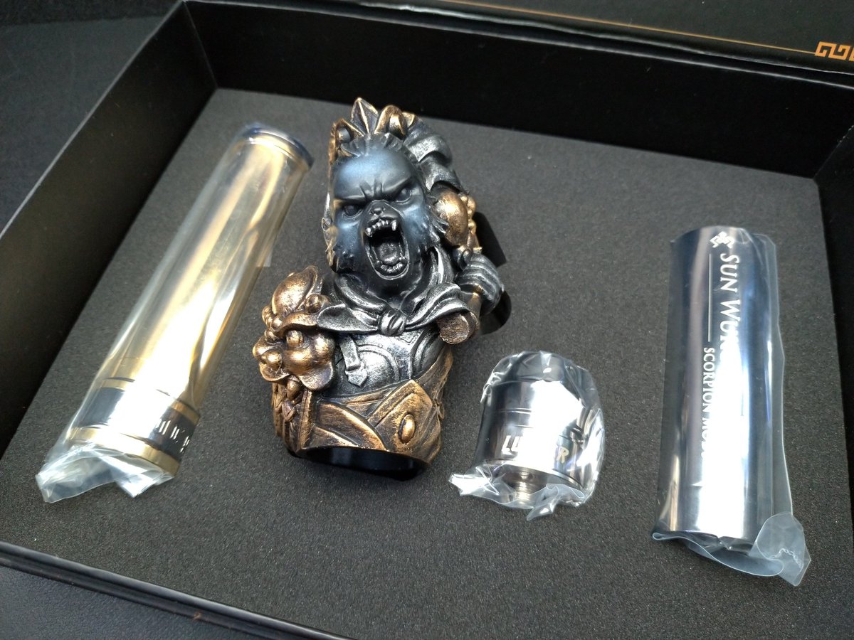 VapeMemory's tweet photo. 伊賀屋さんでScorpion Mods V3 Mech mod Sun WuKong LUCIFER RDA Limited Setを買った。
孫悟空がいかつくかっこいいけど、これは使用するMODと言うよりも飾っておくMODかな?
コレクションばかりが増えるVAPE(笑)
#ScorpionMods #SunWuKong #LUCIFERRDA #伊賀屋 https://t.co/HGS3aU0kKo