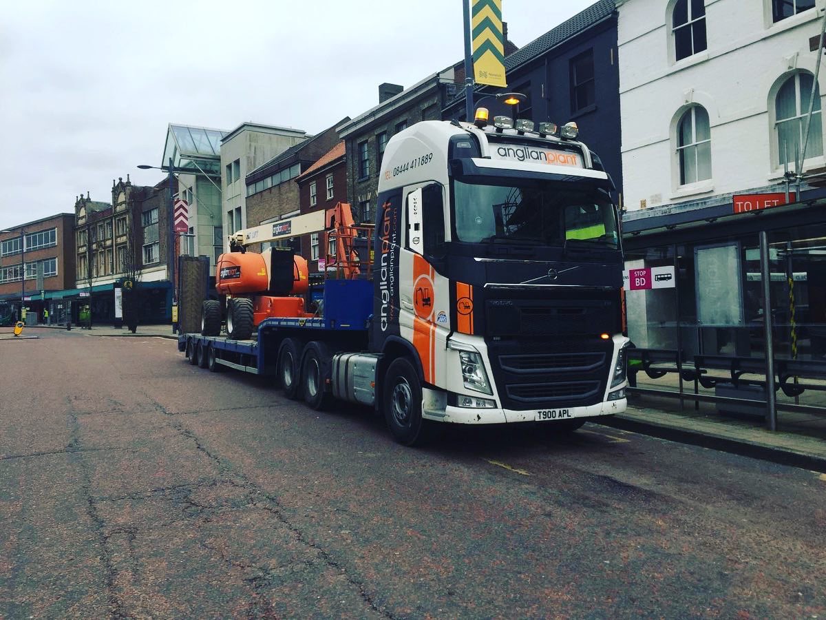 AnglianPlant's tweet photo. A few snaps of the week gone by caught by our low loader op Mr Dixon 😁
#hgv #volvo #volvotrucks #broshuis #hydrema #doosan #jlg #jcb #mecalac #planthire #planthireuk #movingkit #lowloader #construction #groundworks #localbusiness #norfolk #suffolk #eastanglia #anglianplant https://t.co/LGToiDtnwd