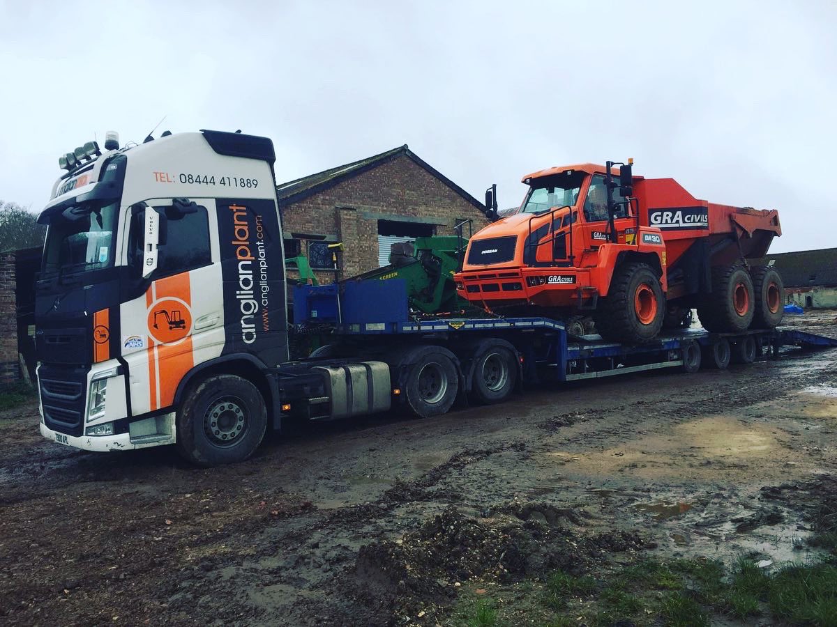 AnglianPlant's tweet photo. A few snaps of the week gone by caught by our low loader op Mr Dixon 😁
#hgv #volvo #volvotrucks #broshuis #hydrema #doosan #jlg #jcb #mecalac #planthire #planthireuk #movingkit #lowloader #construction #groundworks #localbusiness #norfolk #suffolk #eastanglia #anglianplant https://t.co/LGToiDtnwd