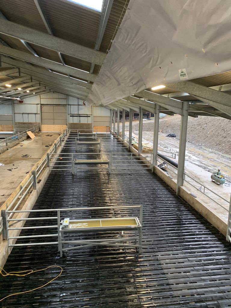 A recent installation of EASYFIX Smooth Slat Mats in Wales🏴󠁧󠁢󠁷󠁬󠁳󠁿🐂

EASYFIX Smooth Slat Mats are softer for increased animal comfort &amp; welfare as well as the sloped surface facilitating a fast run off✅

Visit EASYFIX.com for more information