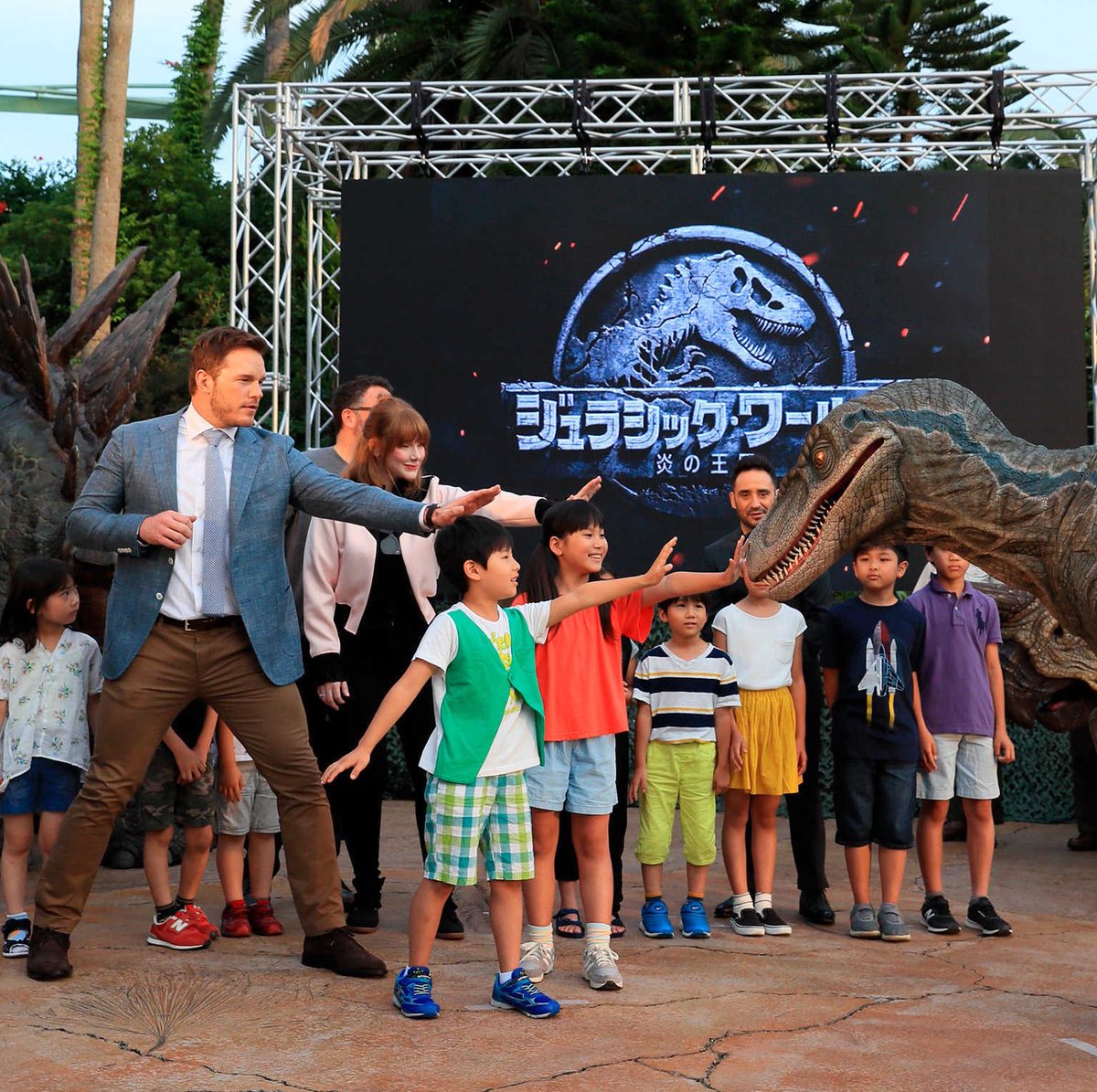 I love how in this picture Chris looks like “let me tame this raptor” and Bryce looks like “let me pet this raptor”