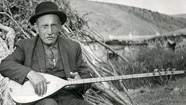 48 yıl önce bugün...
Gönlüyle gören, özü ile seven bir Veysel geçti bu dünyadan. 

#AşıkVeysel saygı ve rahmetle anıyoruz.