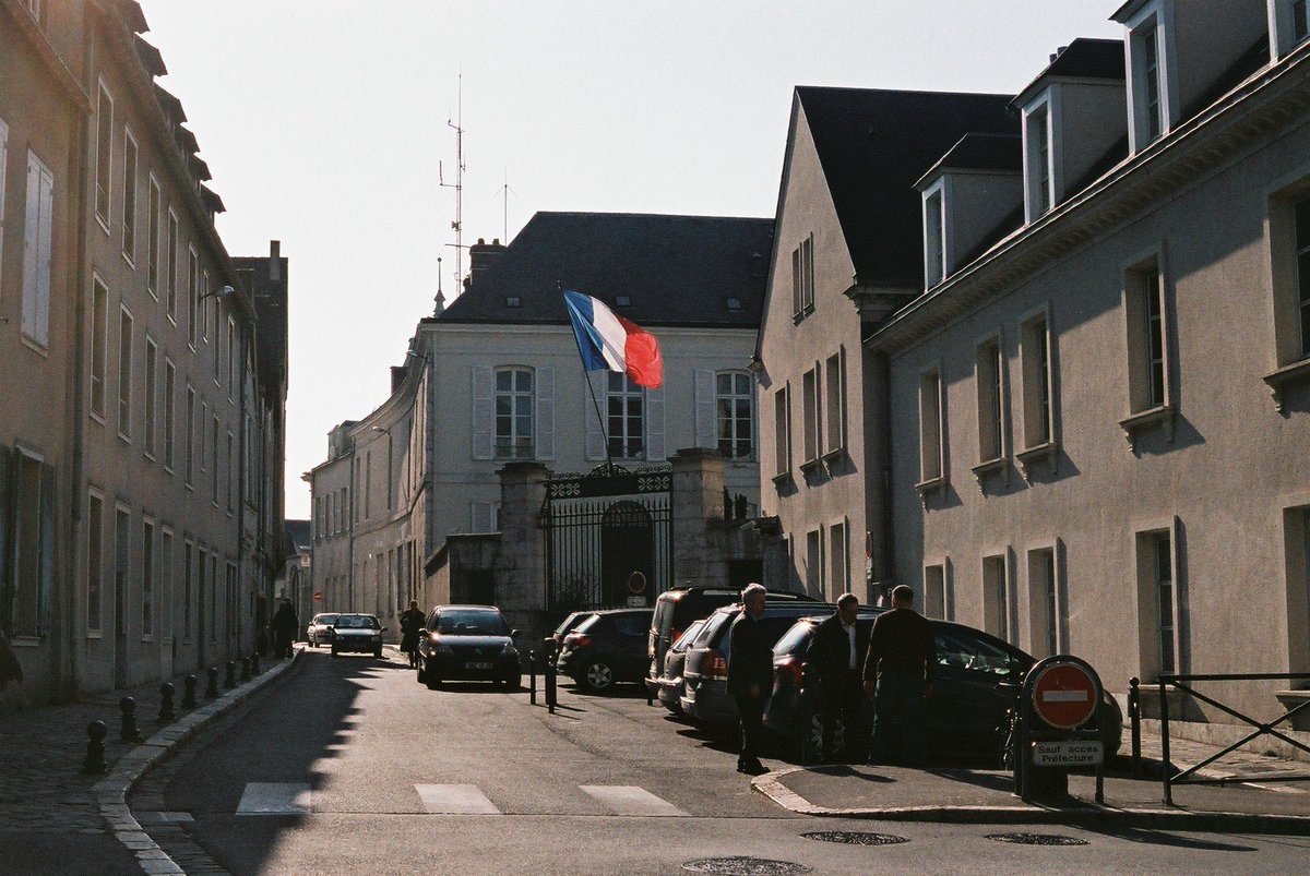 shoko_2911's tweet photo. 旅の日程半ばで初めてフランスの国旗を目にしてハッとして撮った写真です(*´ェ`*)
おそらく小学校の建物?で、
近くに可愛らしいスクール���スも���ってました♪
NATURA1600
#2011年パリめぐり #Chartle
#ファインダー越しの私の世界
#キリトリセカイ #写真好きな人と繫がりたい #フィルム写真 https://t.co/OicCmyVh3Q