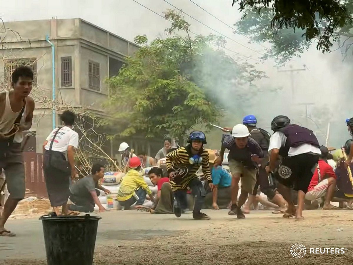 Protesters against Myanmar’s junta take cover in the town of Monywa. At least one man was killed there as protesters maintained defiance reut.rs/3c7WaRT #WhatsHappeningInMyanmar