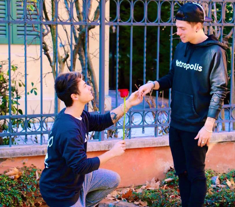 fedefederossi's tweet photo. Congratulazioni a mio fratello, non vedo l’ora che ci sia la festa! 💪🏼 Intanto guarda cosa ho ritrovato hahahah https://t.co/qgbt9lZjKu