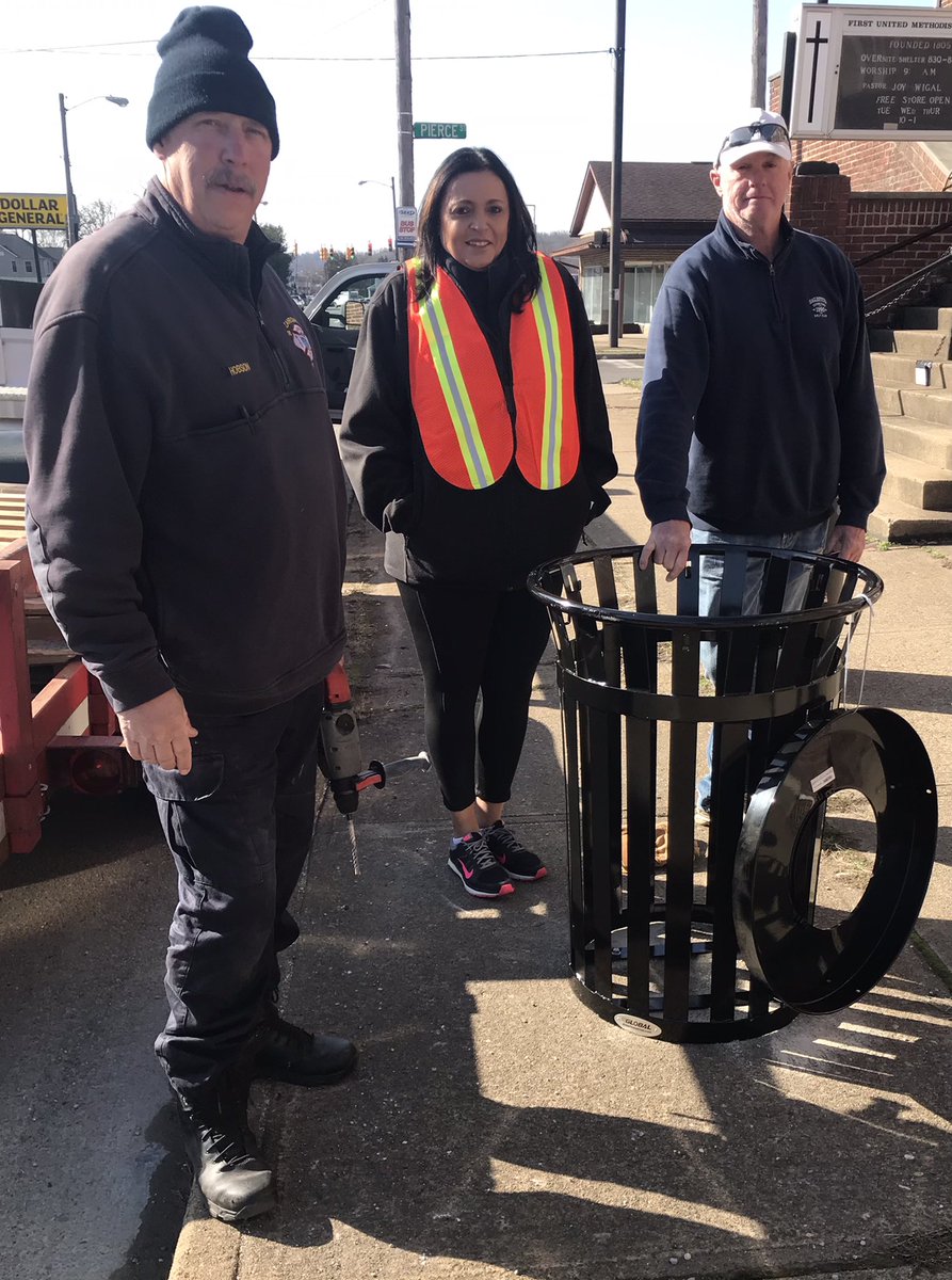RickSabine's tweet photo. Volunteers for the Friends of Putnam in Zanesville a 501c3 non profit spent Saturday installing trash containers and collecting trash through out the area. Many additional to help improve the area are being planned. https://t.co/KeOq0s8xl0