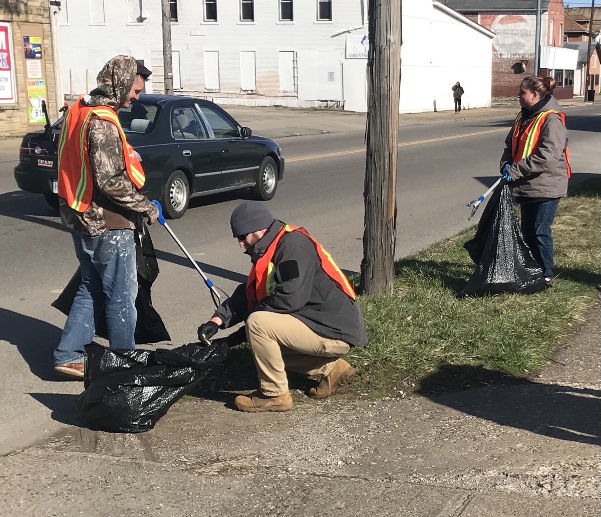 RickSabine's tweet photo. Volunteers for the Friends of Putnam in Zanesville a 501c3 non profit spent Saturday installing trash containers and collecting trash through out the area. Many additional to help improve the area are being planned. https://t.co/KeOq0s8xl0