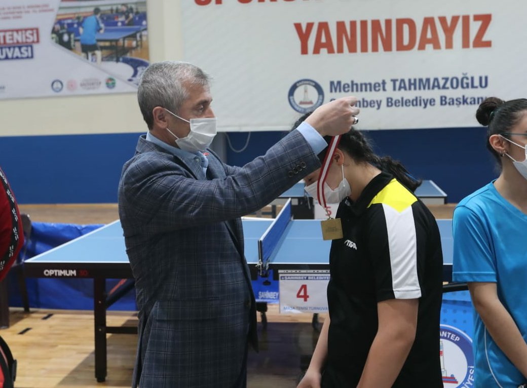 mtahmazoglu's tweet photo. Çanakkale Deniz Zaferi'nin 106. yıl dönümü anısına Gençlik ve Spor İl Müdürlüğü iş birliğinde düzenlediğimiz Masa Tenisi Turnuvasının ödül törenini gerçekleştirdik 🏓

Hem spor yapıp hem de aziz Şehitlerimizi yâd ettiğimiz turnuvamıza katılan yarışmacılara teşekkür ediyorum. https://t.co/ztQgrAjFhK