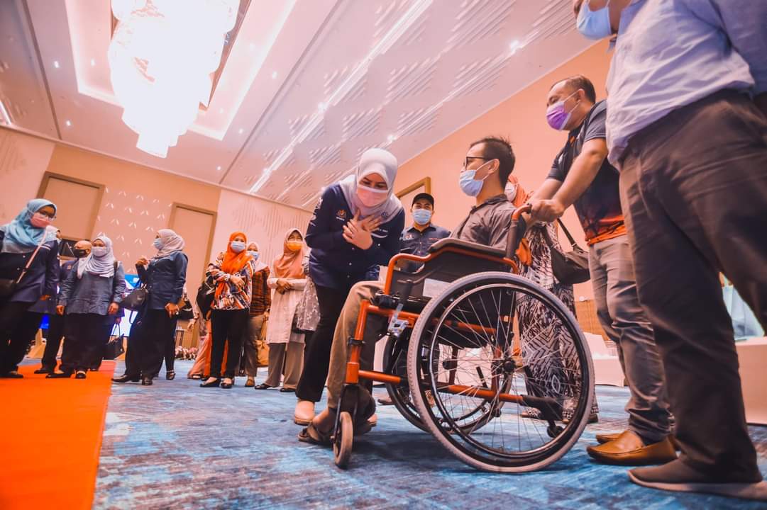 RinaMohdHarun's tweet photo. Destinasi program turun padang hari ini diteruskan ke Sabah International Convention Center (SICC) bagi menyempurnakan Program Kasih Prihatin YKN yang mana saya menyampaikan sumbangan-sumbangan syarikat korporat. 

#MalaysiaPrihatin
#KPWKMPrihatin
#ToWorkToEngage https://t.co/ktFhGJbnnB