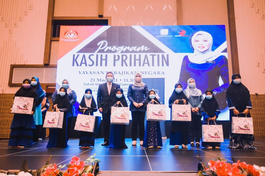 RinaMohdHarun's tweet photo. Destinasi program turun padang hari ini diteruskan ke Sabah International Convention Center (SICC) bagi menyempurnakan Program Kasih Prihatin YKN yang mana saya menyampaikan sumbangan-sumbangan syarikat korporat. 

#MalaysiaPrihatin
#KPWKMPrihatin
#ToWorkToEngage https://t.co/ktFhGJbnnB