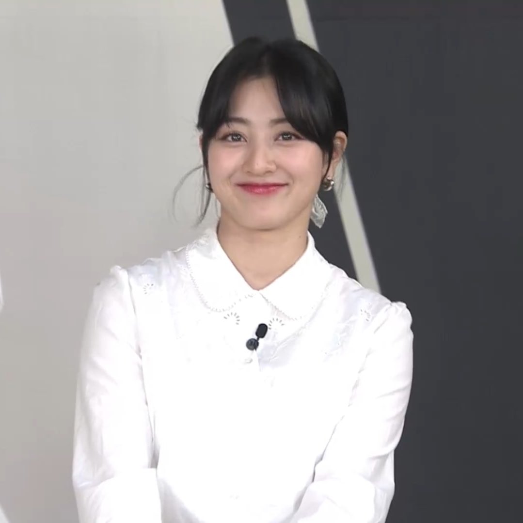 jihyopictures's tweet photo. jihyo’s hair is black !!! so pretty 🥺 https://t.co/02YuCzQGVk