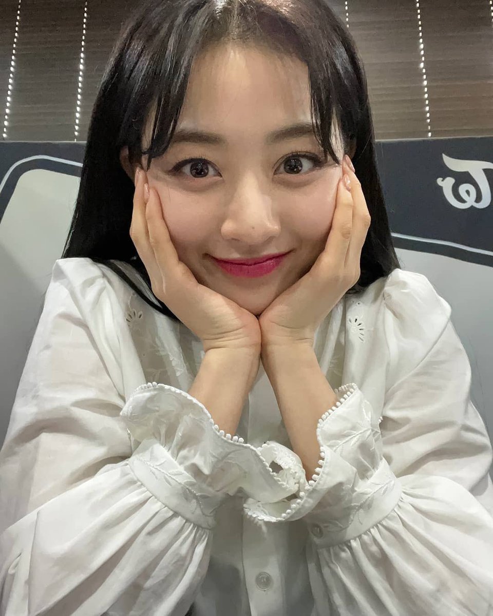 jihyopictures's tweet photo. jihyo’s hair is black !!! so pretty 🥺 https://t.co/02YuCzQGVk