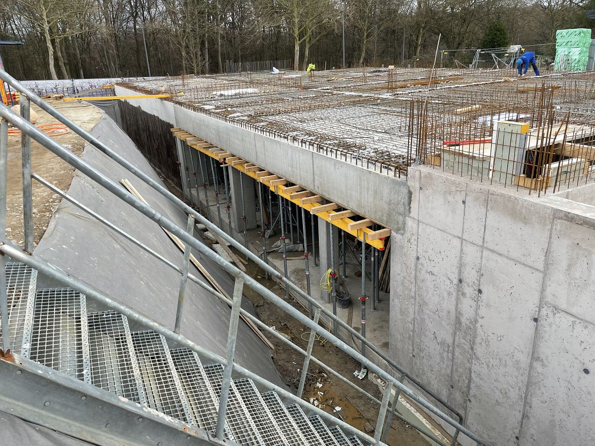 #Hospital_zum_Heiligen_Geist_Hamburg_Poppenbüttel  
Die Bewehrungsarbeiten der Kellerdecke des Gebäudes 6 „Wohnen mit Service“ sind fast fertiggestellt. Nächste Woche wird betoniert.