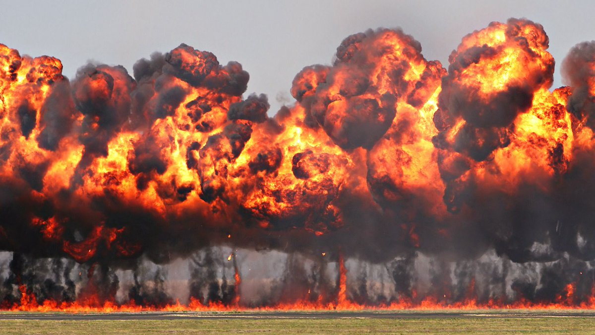 althogerfiktion's tweet photo. Oktober 2021: Twitter-polisen Dunkelgrå skriver en fjorton inlägg lång tråd om hur man saknar resurser för att bekämpa klanerna. Samma dag släpper polisen napalm över tio hektar skog för att komma åt ett jaktlag som misstänks ha uttryckt sig vargfientligt på sociala medier. https://t.co/cHp0LWIv1G
