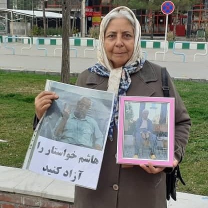 om2SBdIfe4c3ef2's tweet photo. درود . بانو صدیقه مالکی فرد ، همسر هاشم خواستار ، امروز در برابر زندان وکیل آباد مشهد خواهان آزادی این فعال صنفی معلمان‌ و از امضاکنندگان بیانیه چهارده  شد ....
https://t.co/bsogovxeWV https://t.co/K37g3bABEP