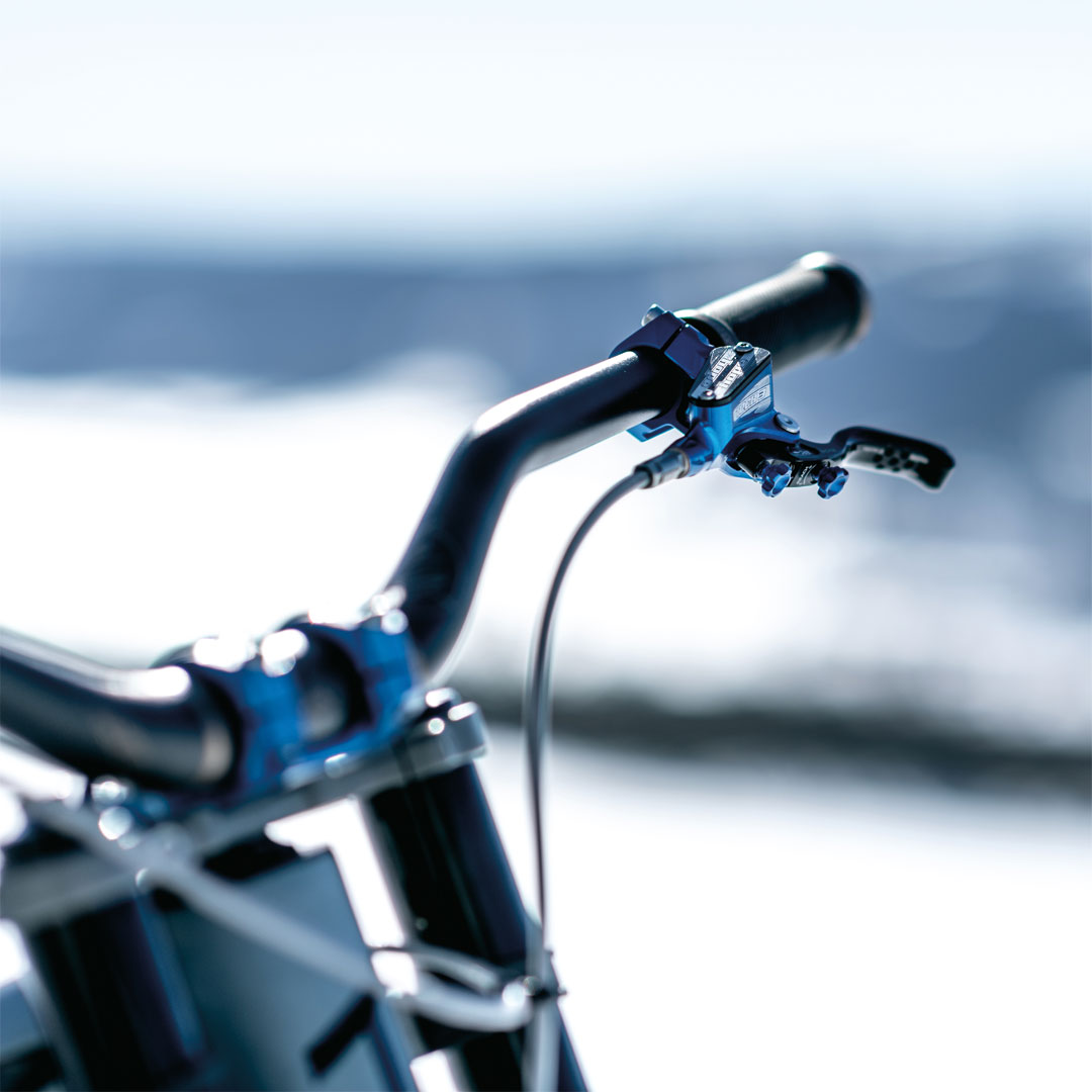 Hopetech's tweet photo. New season, new build for @makkedonia 
...And it's a stunner, a primer blue @transitionbikes TR11 matched perfectly with our blue components. 🤟🏻 📸 @locteit

#bikecheck #hopetech https://t.co/hhK3nIp3AP