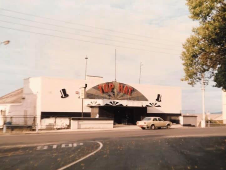 U2thenandnow's tweet photo. @lyptonvillage1 @dublin_u2 Hi Kev! Here is the Top Hat Ballroom and U2 supporting The Stranglers https://t.co/3LUy5n5mLd
