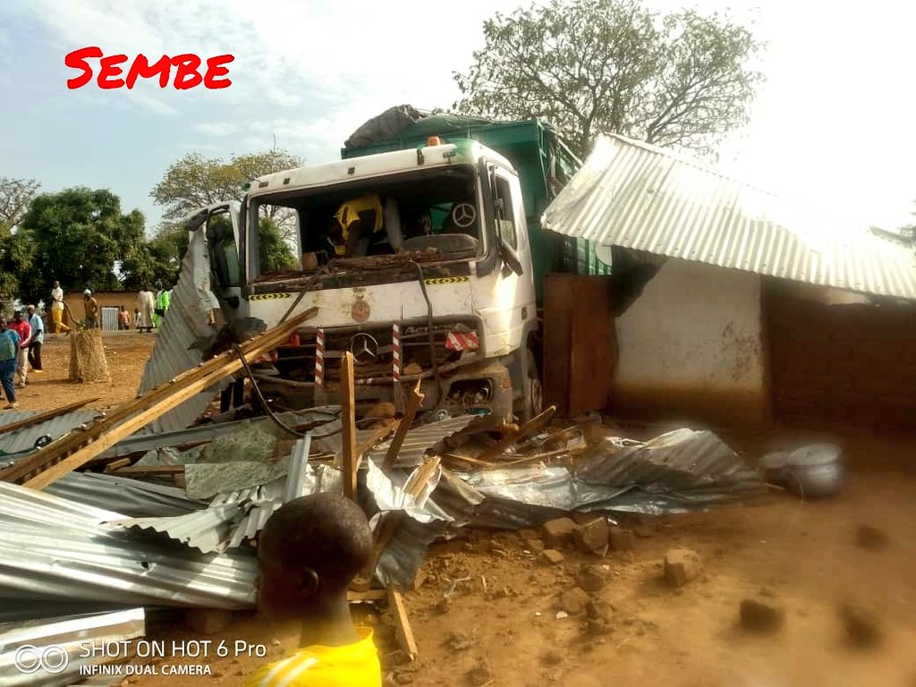 Cronjob_Crypto's tweet photo. #BREAKING, #Accident
Village de #Ribao après #Ngaïtoukoulou, Commune de #Touboro, Département de #MayoRey, Région du #Nord
Un gros porteur manque de controle et percute au passage des maisons et voitures dans la nuit du 19 au 20 mars
#Bilan: 03 morts et 04 blessés https://t.co/ZqHazsCpqJ
