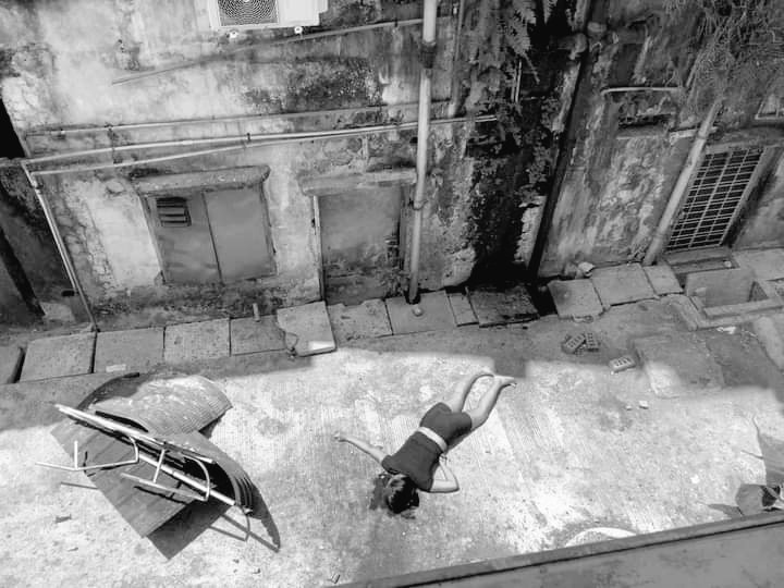 B851997's tweet photo. Terrorists junta stormed 91, 92nd street, Mingalar Taung Nyunt tsp, which locate We Love Yangon charity office. An eyewitness said a woman fell from the fifth floor after hearing five gunshots around 12:30pm. tw // blood 

#WhatsHappeningInMyanmar  #Mar21Coup https://t.co/n8lUN96zRS