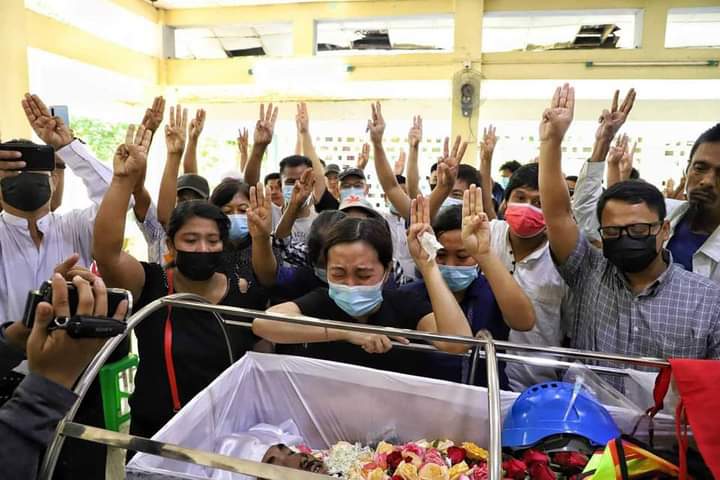 B851997's tweet photo. Funeral of Ko Myo Myint Aung, an engineer from HLAING, who was abducted and shot by terrorist group(SAC) on March 19. May your soul rest in PEACE &amp; POWER.

FREEDOM OF SPEECH
#WhatsHappeningInMyanmar
#Mar21Coup https://t.co/AFCplnbOQg