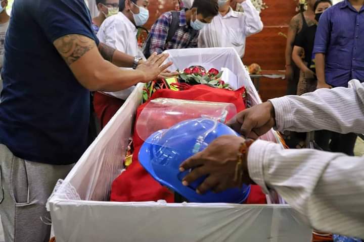 B851997's tweet photo. Funeral of Ko Myo Myint Aung, an engineer from HLAING, who was abducted and shot by terrorist group(SAC) on March 19. May your soul rest in PEACE &amp; POWER.

FREEDOM OF SPEECH
#WhatsHappeningInMyanmar
#Mar21Coup https://t.co/AFCplnbOQg