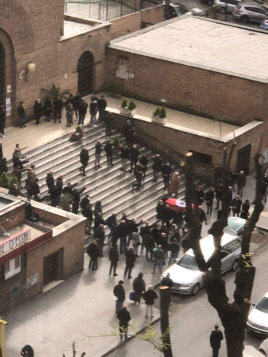 AlekosPrete's tweet photo. Una bara con una croce celtica accompagnata da cori fascisti al grido di “Boia chi molla” e il braccio destro ben alzato nel gesto del saluto romano. È accaduto al termine di una cerimonia funebre a Roma. https://t.co/ryNGfZUboV https://t.co/7rQDsJEynJ