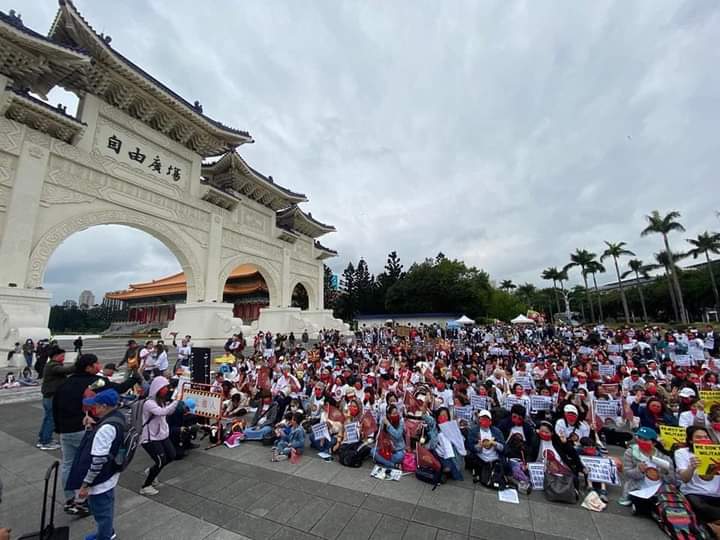 B851997's tweet photo. Thousands of Myanmar people gathered in Taipei's Liberty Square to protest against military coup, demand to release the leaders of the democratically elected government, and pray for fallen heroes.
FREEDOM OF SPEECH
#WhatsHappeningInMyanmar
#Mar21Coup https://t.co/1rPndH4Jdk