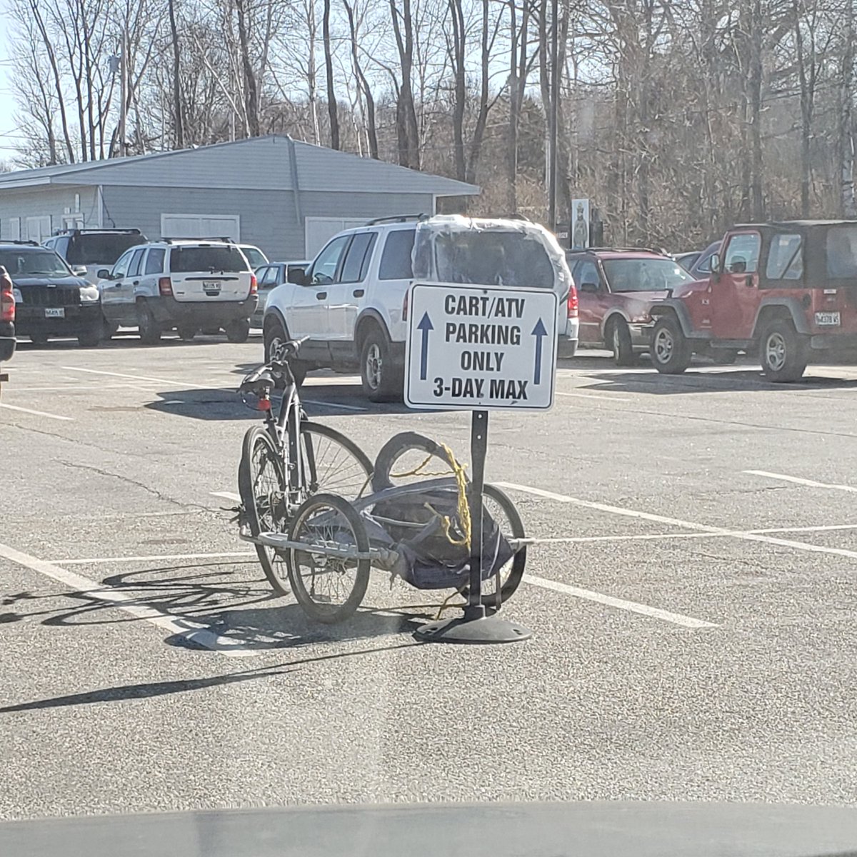 Bike and trailer parking too.
Grocery day