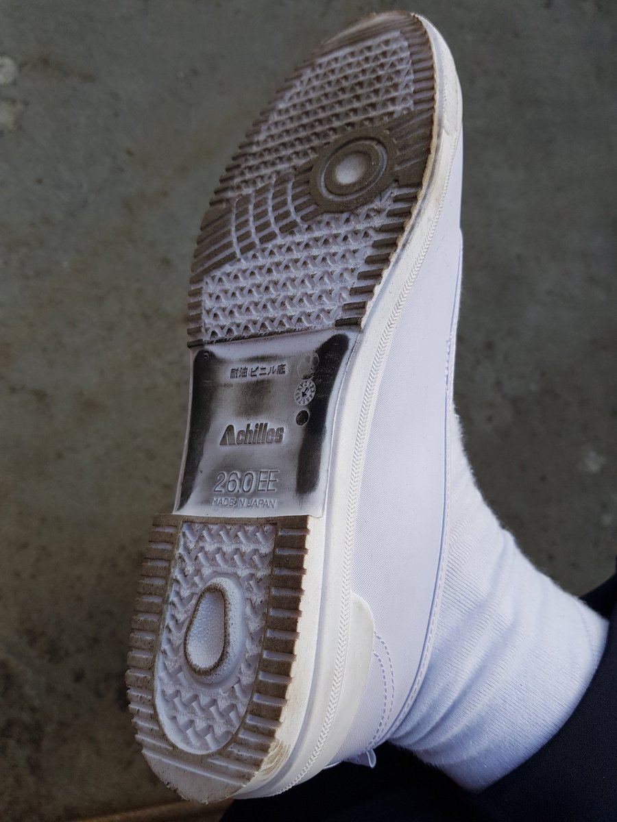 まる V Twitter 白い靴下と白上履き