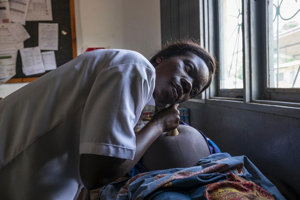 CICV_pt's tweet photo. Quando o #CicloneIdai devastou Moçambique e destruiu clínicas e outros edifícios, há dois anos, mulheres grávidas não tinham onde fazer pré-natais ou dar à luz a seus filhos.
Nós recontruímos e ampliamos clínicas para que elas pudessem ter atendimento médico e parto seguro. https://t.co/u8b7qtDK38
