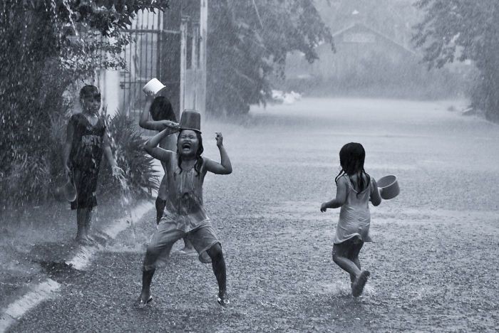 GauharAslam1's tweet photo. “Rain rain go away come again another day we want to play a game.”
#rain #Lahore #sundayvibes
#DancingInRain https://t.co/WAy0bEjtSp
